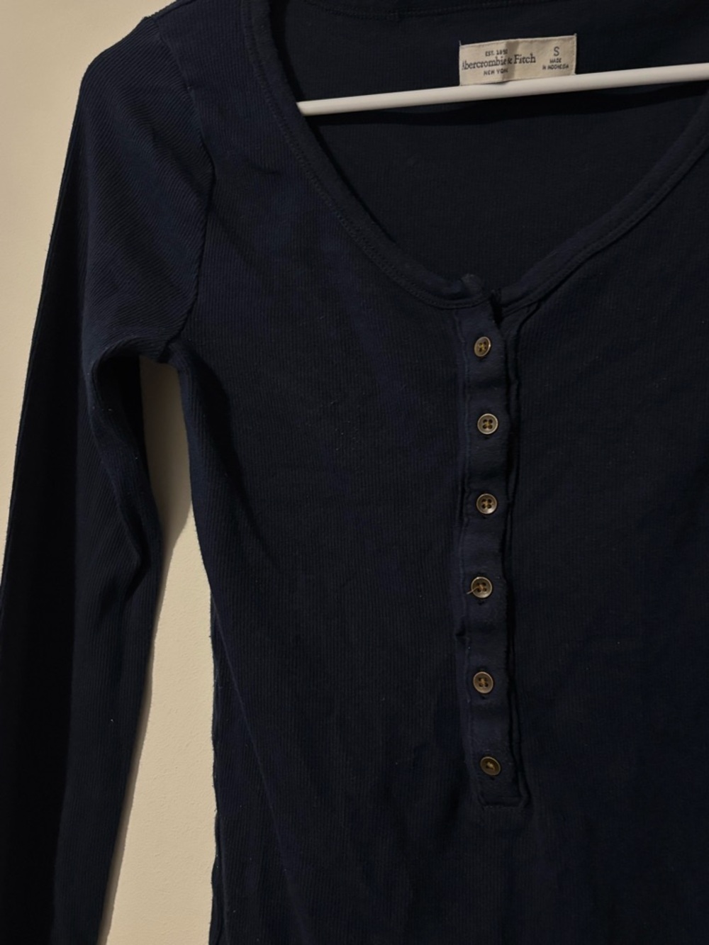 Abercrombie & Fitch Navy Y2K Bella Swan Ribbed Henley Long-Sleeve Top Size Small - Picture 3 of 7